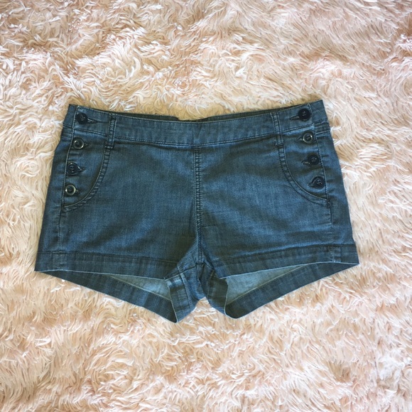 FRONT BUTTON BLUE DENIM SHORTS W/ FRONT & BACK POCKETS · SIZE 29 · FOREVER 21 - Picture 4 of 4